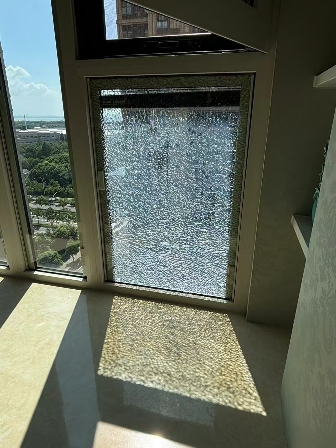 关于小区窗户玻璃自爆更换经验